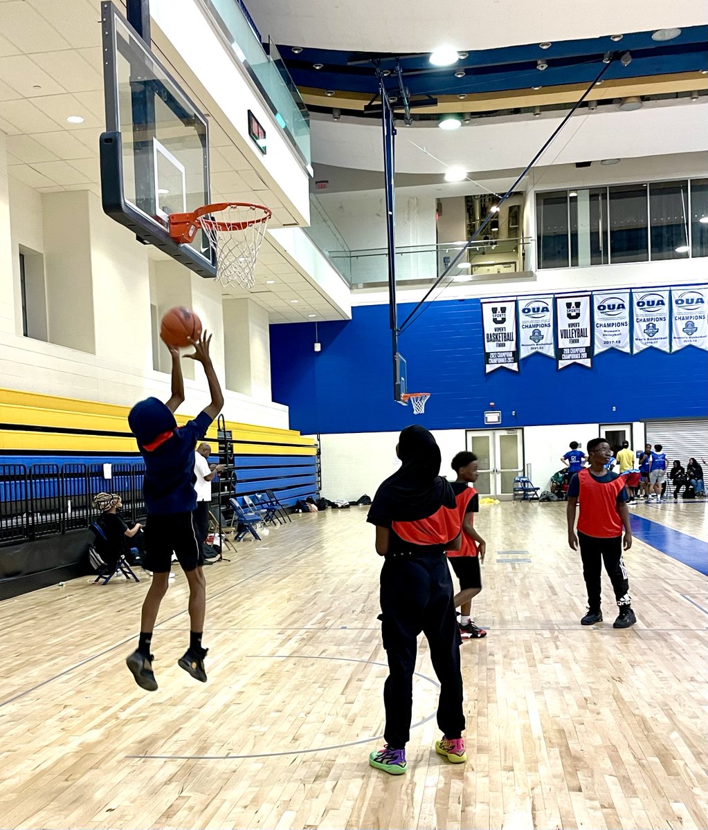 TFSS_'s tweet photo. Big CONGRATS to our NEW #beyond330 basketball CHAMPSβ@Tecumseh_sr ππ
HATS OFF to runner-up @tdsb_Carleton & to all 7 #schools who brought their A-game last week!
Special THANKS to @Raptors @TSN_Sports broadcaster - Warren Ward - for stopping by to chat w/ the kids! https://t.co/FWZW9WaqFk