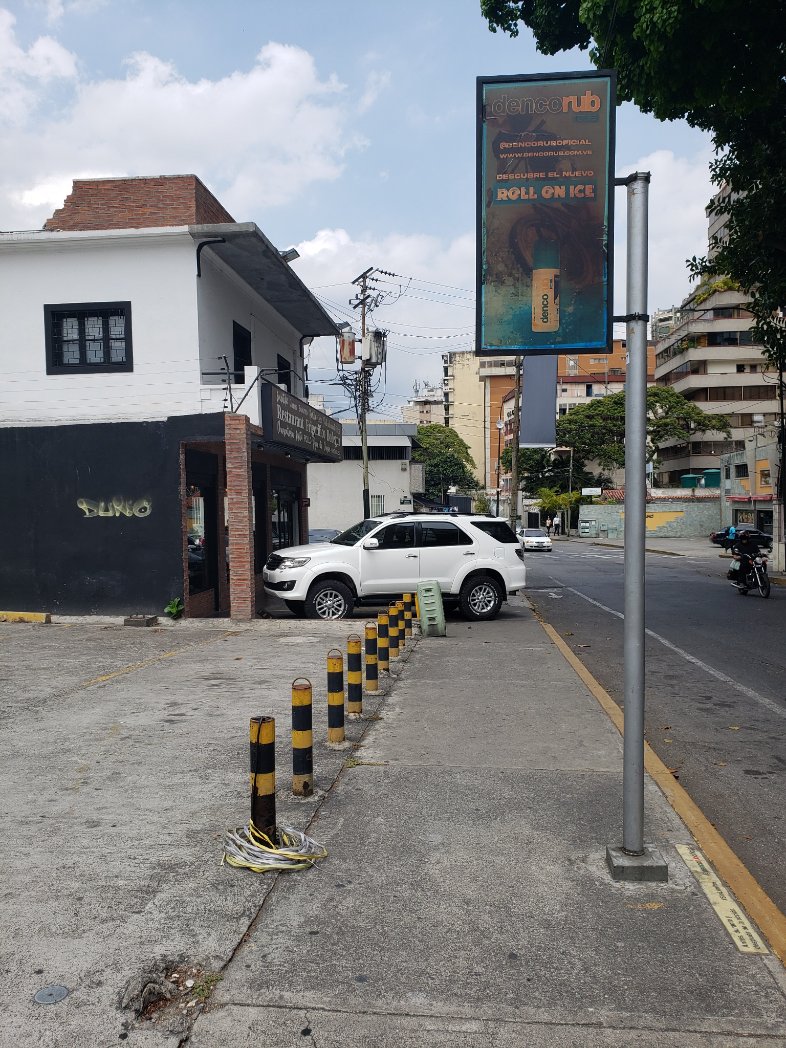 ALJOBE's tweet photo. Ante la aquiescencia de la Alcadia de @Chacao , las aceras se han convertido en un estacionamiento publico. https://t.co/FcYKr61tpC