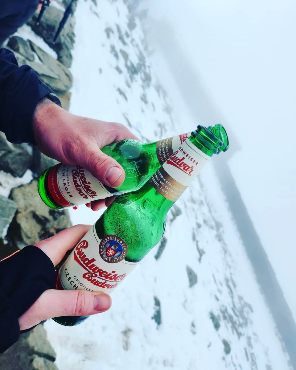 Amy_Barrett87's tweet photo. We made it to the top ๐ #mountsnowden #snowdonia #summit @SteBurns48 https://t.co/GKQvBvN8Nk