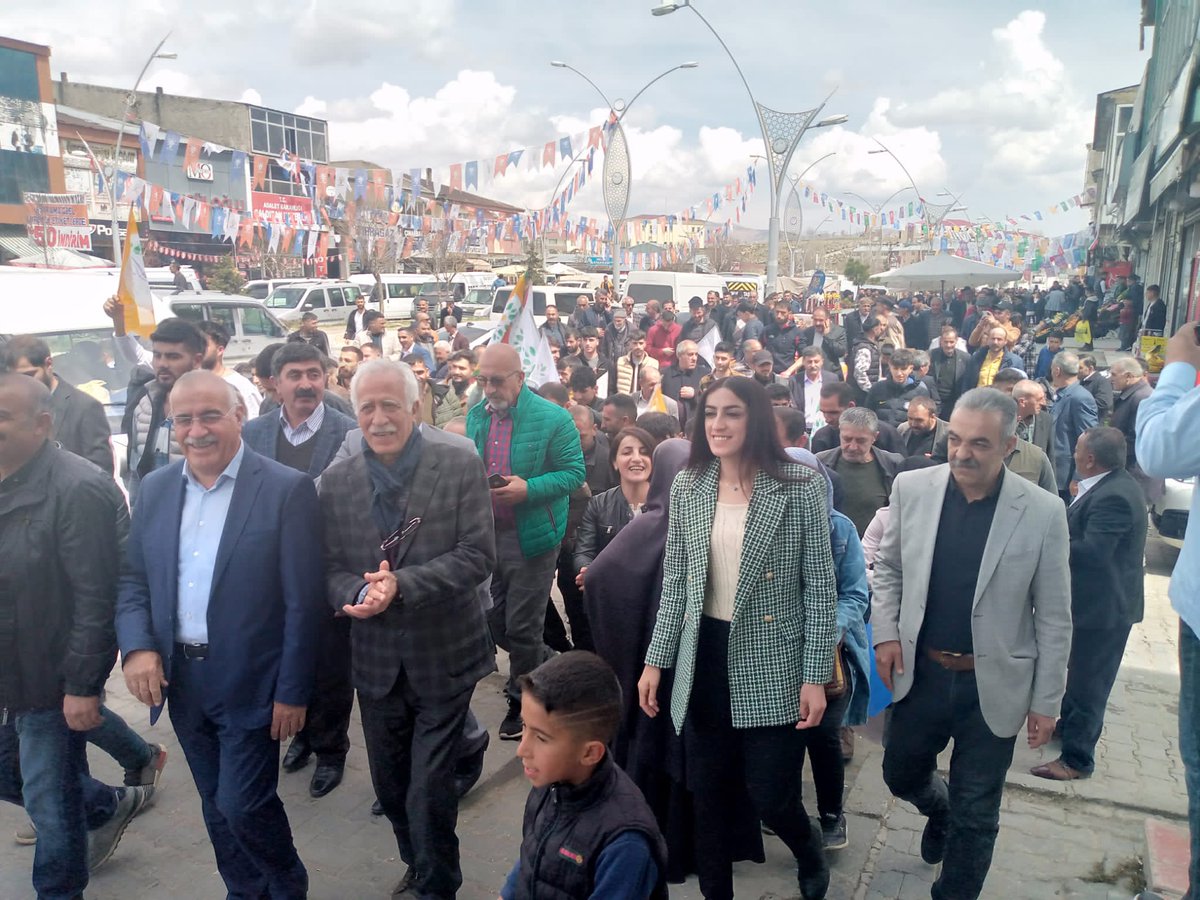 DBP WAN (@dbp_wan) on Twitter photo Dîdariya gelê me yê Bêgiriyê şanazî da me.
Gelê kurd zilmê, heqaretê, bêedaletiyê, neheqiyê napejirîne. Em ê di 14’ê Gulanê de vê yekê bi hev re bibînin.
Spas gelê me yê Bêgiriyê.
@WanHDP
<a href="/HdpMuradiye/">Yeşil Sol Parti Muradiye</a>
<a href="/harunokayy/">Harun Okay</a>
<a href="/senglplt/">Şengül Polat</a>
<a href="/fikretdogann/">Fikret Doğan</a>
<a href="/gonul_uzny/">Gönül Uzunay</a>
<a href="/KarakoyunHandan/">Handan Karakoyun</a>
<a href="/VDilekci/">Veysi Dilekçi</a> Dîdariya gelê me yê Bêgiriyê şanazî da me.
Gelê kurd zilmê, heqaretê, bêedaletiyê, neheqiyê napejirîne. Em ê di 14’ê Gulanê de vê yekê bi hev re bibînin.
Spas gelê me yê Bêgiriyê.
@WanHDP
<a href="/HdpMuradiye/">Yeşil Sol Parti Muradiye</a>
<a href="/harunokayy/">Harun Okay</a>
<a href="/senglplt/">Şengül Polat</a>
<a href="/fikretdogann/">Fikret Doğan</a>
<a href="/gonul_uzny/">Gönül Uzunay</a>
<a href="/KarakoyunHandan/">Handan Karakoyun</a>
<a href="/VDilekci/">Veysi Dilekçi</a>