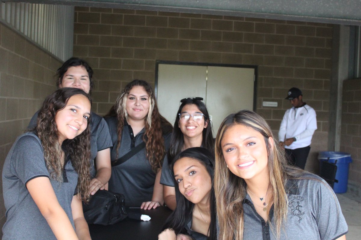 ClarkHSTrainers's tweet photo. Have you taken Sports Med 1? Are you interested in becoming a student athletic trainer? Come by the AT room, pick up your application &amp; let us know you're interested. Applications due by April 27. Try-outs start after school May 1. @NISDClark https://t.co/Lm3hFPdutU