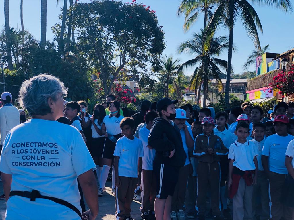 OceanConnectors's tweet image. Our team in Mexico has been taking part in events and educating the public about plastic pollution. Our Museo del Plastico has made a positive impact on local government officials causing them to consider implementing a program based on its teachings. #BeAnOceanConnector