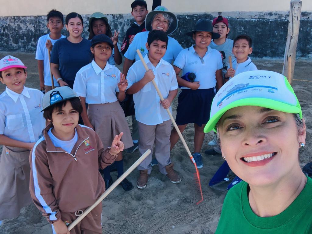 OceanConnectors's tweet image. Our team in Mexico has been taking part in events and educating the public about plastic pollution. Our Museo del Plastico has made a positive impact on local government officials causing them to consider implementing a program based on its teachings. #BeAnOceanConnector