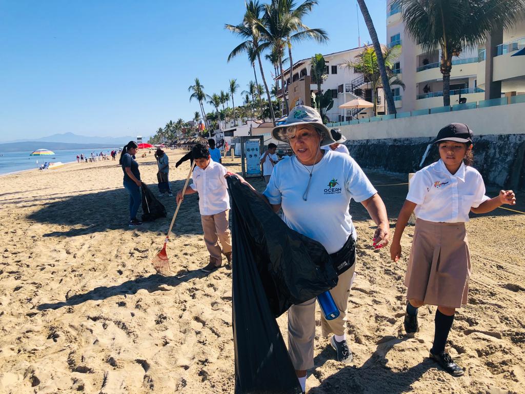 OceanConnectors's tweet image. Our team in Mexico has been taking part in events and educating the public about plastic pollution. Our Museo del Plastico has made a positive impact on local government officials causing them to consider implementing a program based on its teachings. #BeAnOceanConnector