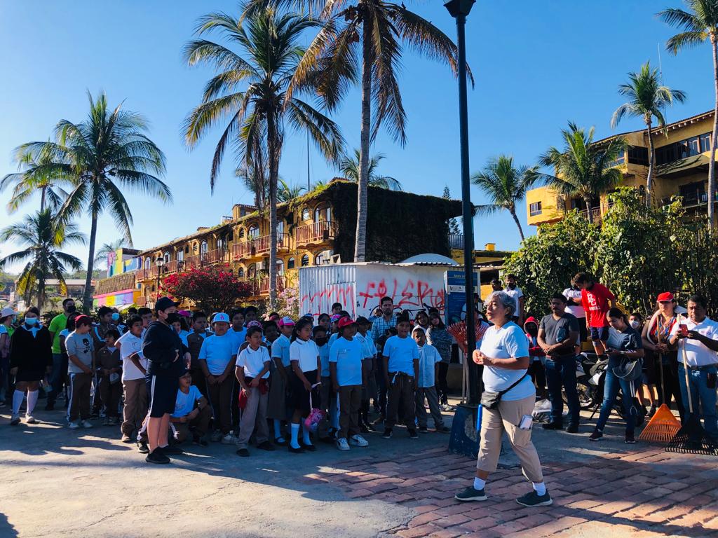 OceanConnectors's tweet image. Our team in Mexico has been taking part in events and educating the public about plastic pollution. Our Museo del Plastico has made a positive impact on local government officials causing them to consider implementing a program based on its teachings. #BeAnOceanConnector