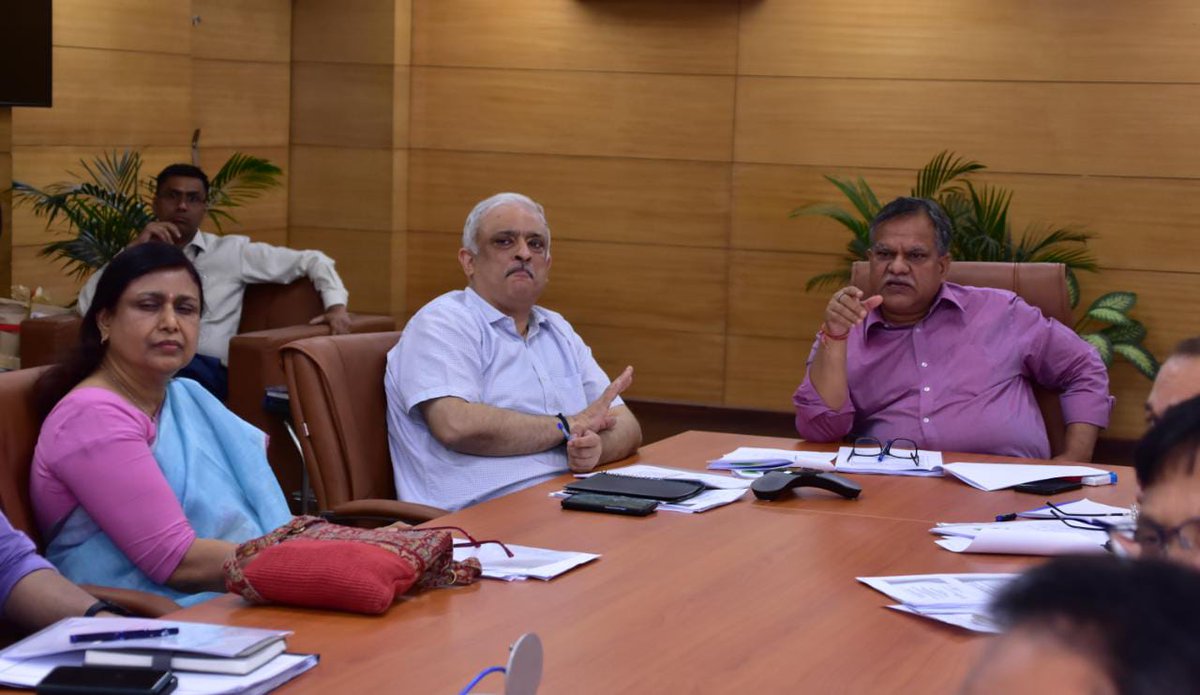 Manojkmr_singh's tweet photo. आज प्रधानमंत्री फसल बीमा योजना/पुनर्गठित मौसम आधारित फसल बीमा योजना खरीफ-2023 से रबी 2025-26 तक संचालित किए जाने के दृष्टिगत राज्य स्तरीय समन्वय समिति की बैठक कर अधिकारियों को जरूरी दिशा निर्देश दिए

#PMKisan #PMFBY @CMOfficeUP @upagriculture @uphorticulture @UPGovt @pmfby https://t.co/XqTG4ywObE