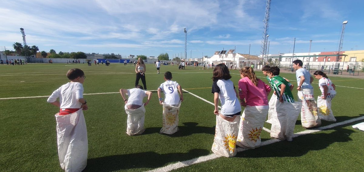 Dentro del Programa Tránsito,el pasado viernes se llevó a cabo una jornada deportiva de convivencia entre el alumnado de 1ºESO y de 6º de los colegios La Soledad y La Esperanza. Realizaron 15 actividades deportivas dirigidas por alumnos de 1º Bach del IES y una coreografía final.
