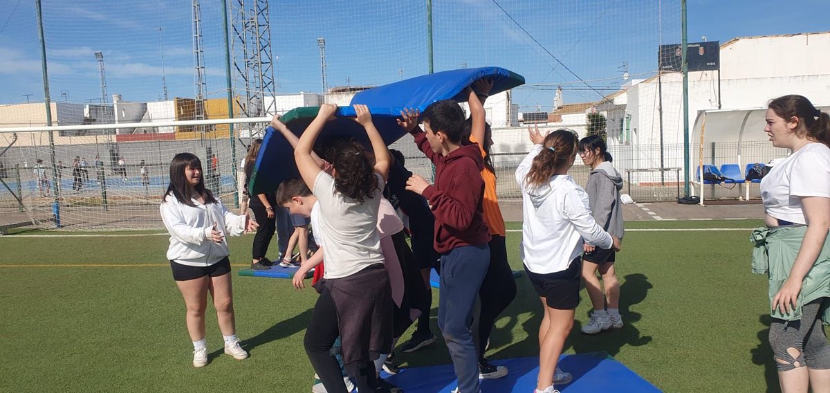 iescantillana's tweet photo. Dentro del Programa Tránsito,el pasado viernes se llevó a cabo una jornada deportiva de convivencia entre el alumnado de 1ºESO y de 6º de los colegios La Soledad y La Esperanza. Realizaron 15 actividades deportivas dirigidas por alumnos de 1º Bach del IES y una coreografía final. https://t.co/imMue4PIH3