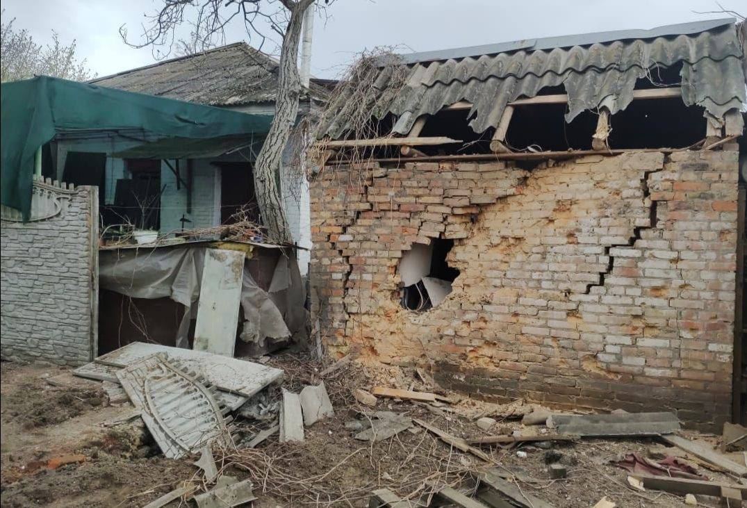 Geoff_WarNews's tweet photo. Today, April 17, #Russian troops hit the #Nikopol district in #Dnipropetrovsk Oblast with heavy #artillery
They wounded a 42 years old man and  damaged infrastructure and homes.
Another #terrorist act added to the #Russians..

#Ukraine #News #NAFO 
Src: https://t.co/sTSoOzgAVc https://t.co/fz2jXLOPc0