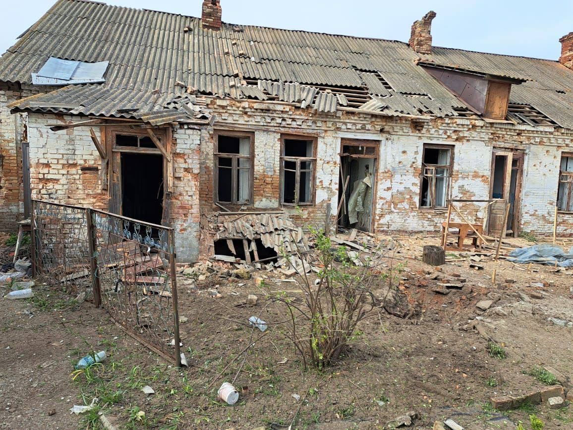 Geoff_WarNews's tweet photo. Today, April 17, #Russian troops hit the #Nikopol district in #Dnipropetrovsk Oblast with heavy #artillery
They wounded a 42 years old man and  damaged infrastructure and homes.
Another #terrorist act added to the #Russians..

#Ukraine #News #NAFO 
Src: https://t.co/sTSoOzgAVc https://t.co/fz2jXLOPc0