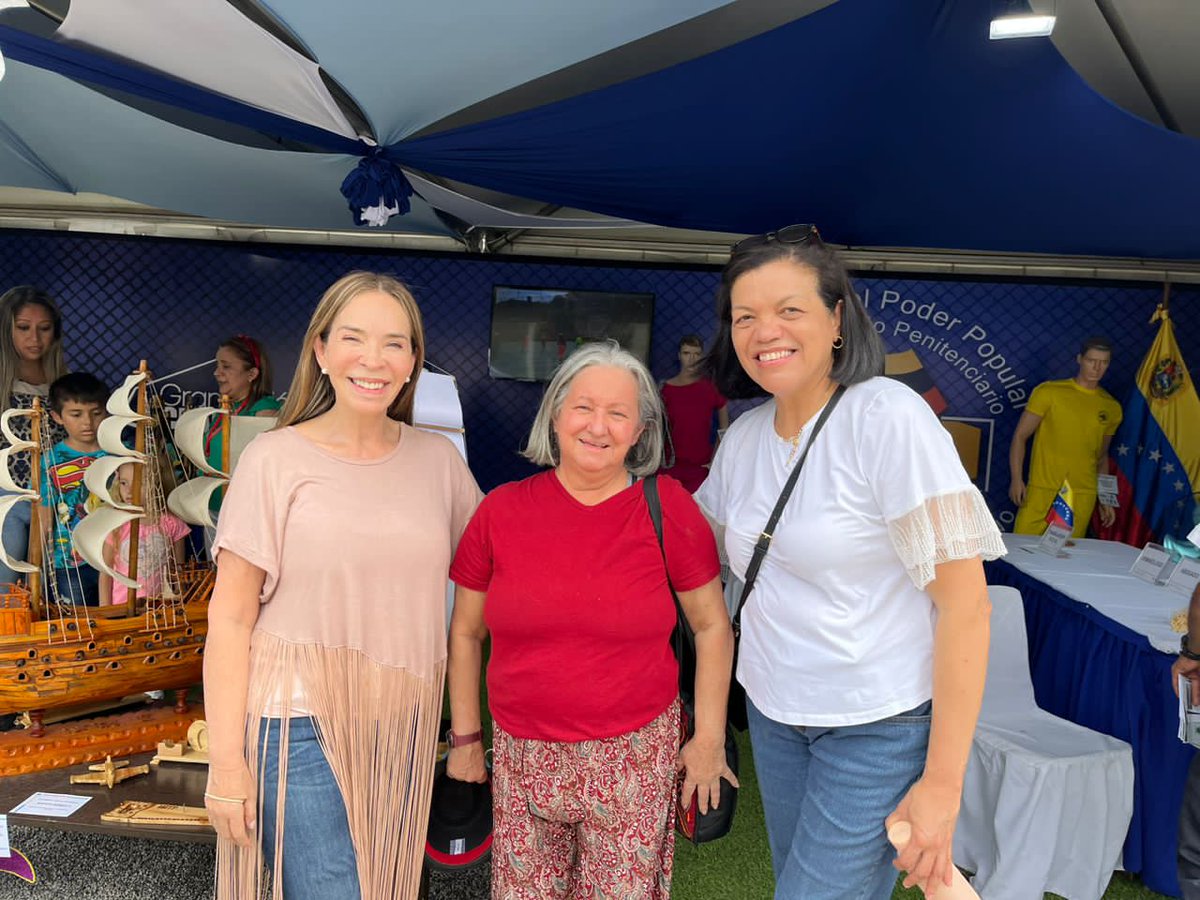 mppsp_vzla's tweet photo. #EnFoto 📸 En la Expo Gobierno 2023 la ministra VA @CelsaBautistaO recibió en el stand del MPPSP a Desirée Santos Amaral, Presidenta del diario Correo del Orinoco

#ConMaduroMásRevolución https://t.co/zcjlfX0YAS