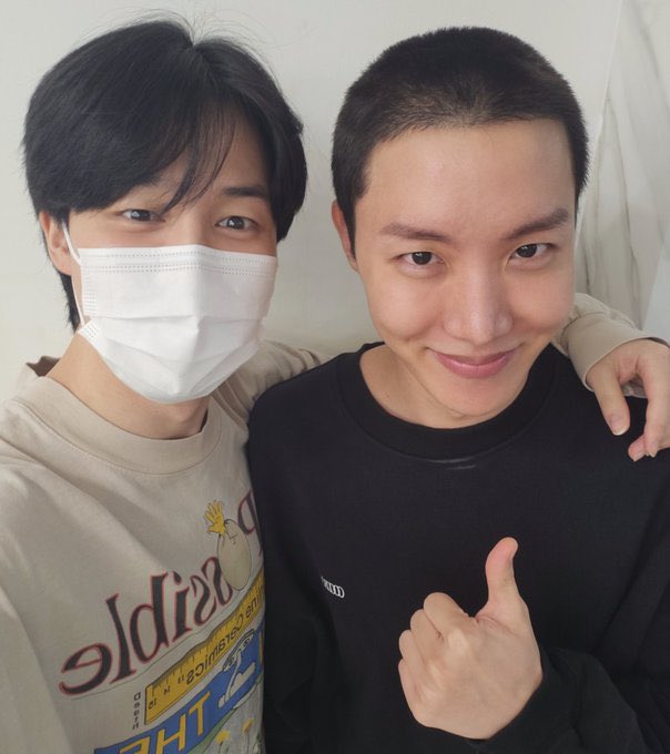 putrik912's tweet photo. Sedih yaa 🥺 stay healthy uri sunshine, see u and i will stay here for bts comeback 2025. Apobangpo💜💜💜
#HaveASafeFlightOurHOPE https://t.co/FyyW74lRoC