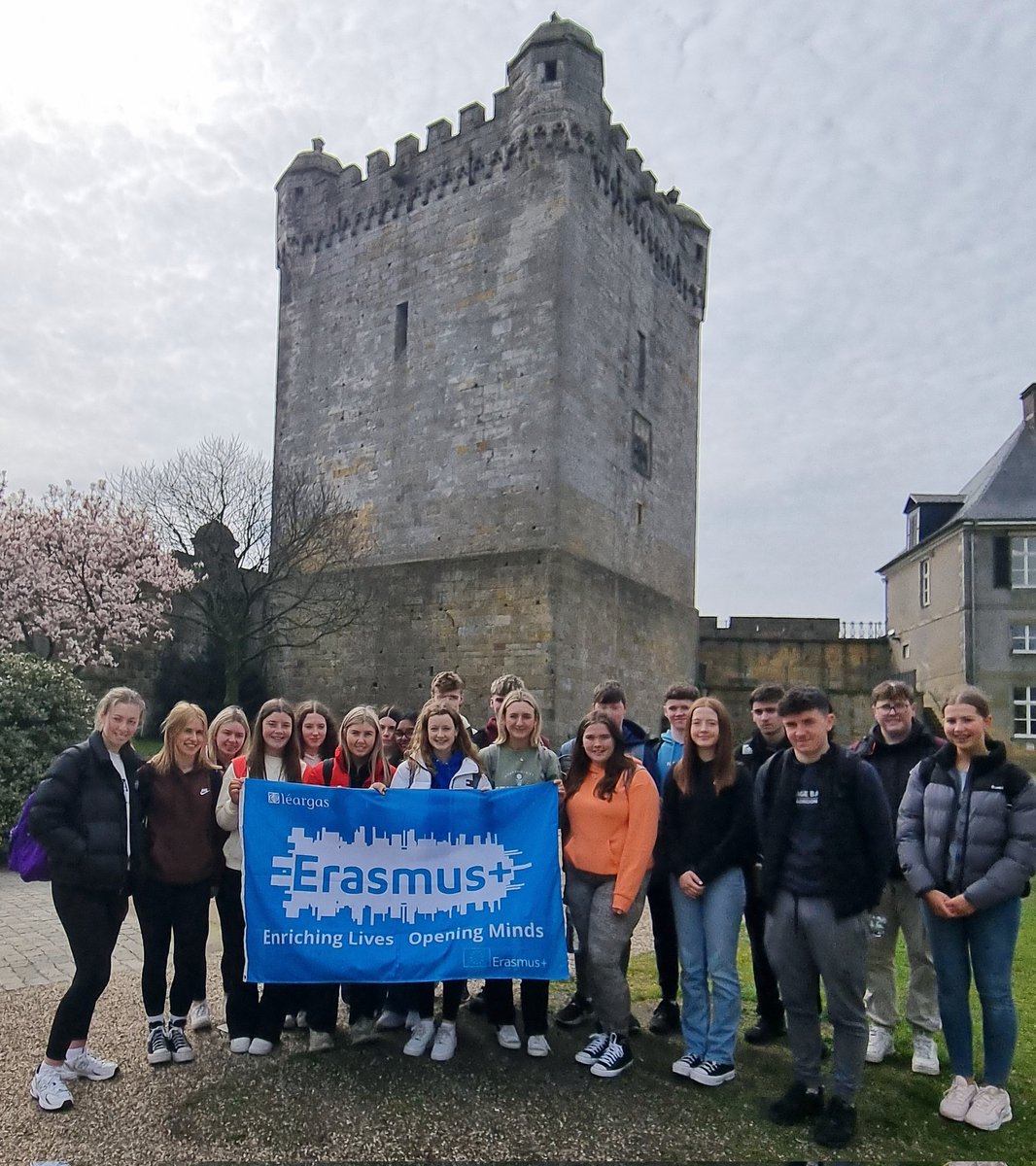 GerLyons6's tweet photo. Day one of our @EUErasmusPlus Exchange to Burg Gymnasium, Bad Bentheim, 🇩🇪. 
20 students really enjoying the host family hospitality, in school warm-up activities, exploring the school, and the Tour of Bad Bentheim Castle! 🇮🇪 🇪🇺 🇩🇪 @Leargas
@Leargas_etwinn @stbrigids_LR https://t.co/X33AstfYCx