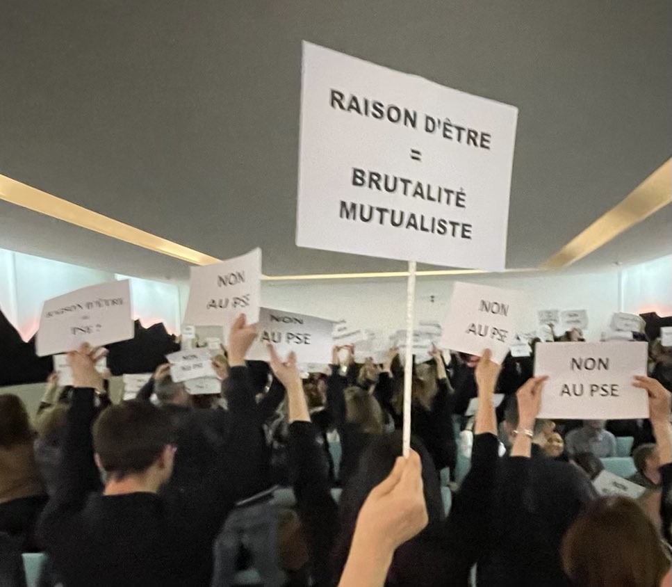 CSE_Mutualite's tweet image. C’est vêtus de noir et tournant le dos à la tribune que les salariés de @mutualite_fr ont manifesté leur colère face aux explications peu convaincantes de leur direction sur les  raisons du plan social qui sacrifie 25% d’entre eux. #NonAuPSE