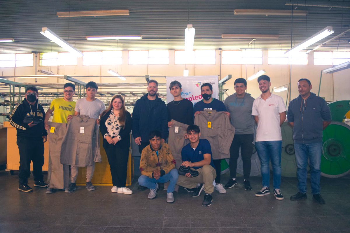 GonzaloBecerraD's tweet photo. Visitamos con @MilyRezinovsky 15 jovenes que realizan su primera experiencia laboral #EmpleoJoven 🚀 en fábrica kalpakian hilados para la adquisición de técnicas y habilidades para la inclusión en el mundo laboral 🧑🏻‍🔧
@QuintelaRicardo @amolinalarioja @TeresitaMadera https://t.co/HN29fXF9DY