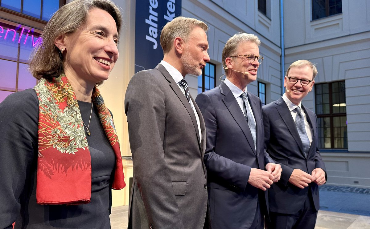 Nach dem offiziellen Teil des Jahresempfangs ein gemeinsames Foto: Henriette Peucker mit Minister @c_lindner, Bankenpräsident Christian Sewing und Heiner Herkenhoff
