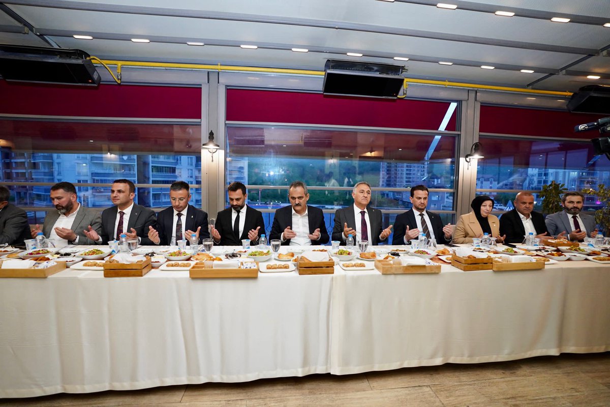 prof_mahmutozer's tweet photo. Ramazan soframızın bereketini Fatsa’da hemşerilerimizle paylaştık. Bu vesileyle #KadirGecesi’nin ülkemize huzur getirmesini Allah’tan niyaz ediyorum. https://t.co/nhmfRoaPDs
