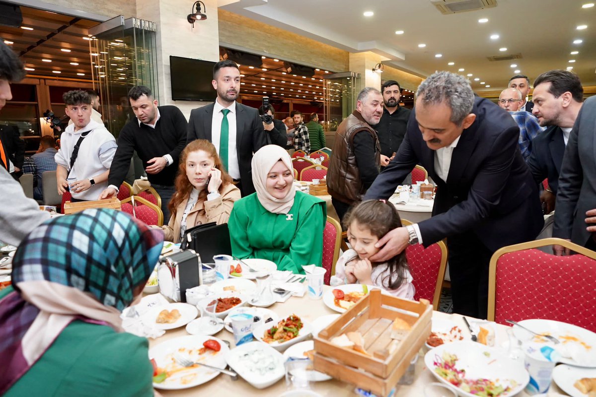 prof_mahmutozer's tweet photo. Ramazan soframızın bereketini Fatsa’da hemşerilerimizle paylaştık. Bu vesileyle #KadirGecesi’nin ülkemize huzur getirmesini Allah’tan niyaz ediyorum. https://t.co/nhmfRoaPDs