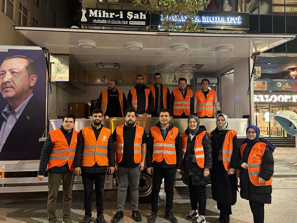 AK Gençlik Ümraniye (@akgencumr) on Twitter photo İlçe Başkanımız <a href="/TayyipAysel/">Tayyip Aysel</a> ,İl 1. Bölge Teşkilat Başkanımız <a href="/M_BurakCiftci/">Muhammet Burak Çiftçi</a> ,Başkan Yardımcılarımız ve Yönetim Kurulu Üyelerimiz ile Mübarek Kadir Gecesini Ümraniyeli vatandaşlarımız ile daha yakından hissedebilmek için teravih namazı sonrası şerbet ikramında bulunduk. İlçe Başkanımız <a href="/TayyipAysel/">Tayyip Aysel</a> ,İl 1. Bölge Teşkilat Başkanımız <a href="/M_BurakCiftci/">Muhammet Burak Çiftçi</a> ,Başkan Yardımcılarımız ve Yönetim Kurulu Üyelerimiz ile Mübarek Kadir Gecesini Ümraniyeli vatandaşlarımız ile daha yakından hissedebilmek için teravih namazı sonrası şerbet ikramında bulunduk.