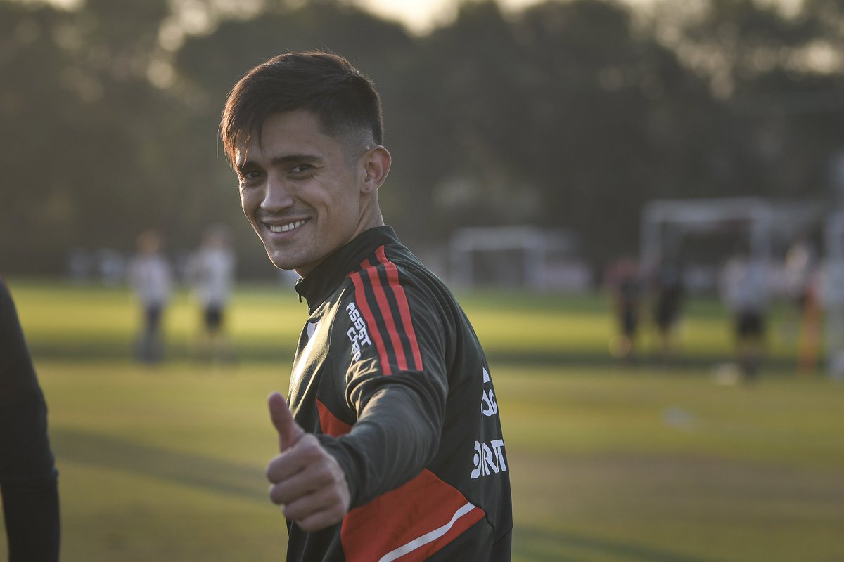 RiverPlate's tweet photo. Arrancando otra semana así 😁⚪❤️⚪ https://t.co/PtVcWRyNrr