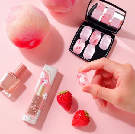 livedoornews's tweet photo. 【かわいい】「コスメなのどあめ 2つのもも味」発売、リップ＆アイシャドウをイメージ
https://t.co/VoGgOs4xkt

「コスメを選ぶようなワクワクした気持ちでキャンディを選んでほしい」という想いから誕生。「もも味」と「いちごもも味」の11粒入りで税込128円。18日より発売される。 https://t.co/2KfCoxVGTH