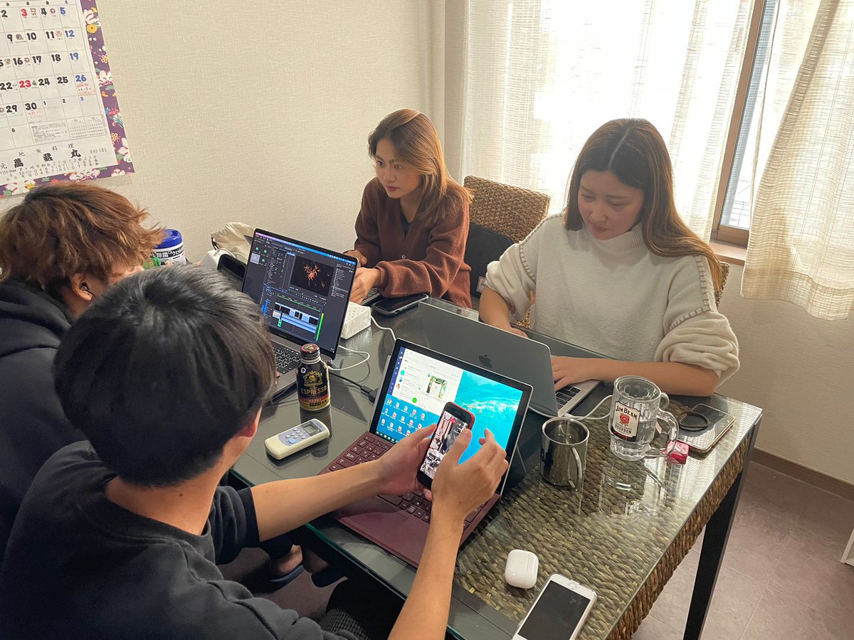 【ノマド家のお仕事スペースをご紹介👨‍💻】 リビングの横に半個室＋テーブルがあり、誰かと一緒に作業をしたい人はそこで仕事をしたり、リビングのカウンターテーブルでカフェの一人席のように作業したりもできます。 他のフリーランスが働く様子を見て自由に質問できるのが他にはないところ！