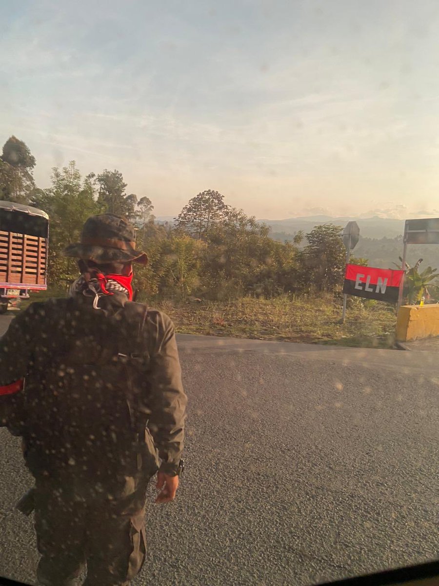 JuanCasasH's tweet photo. @petrogustavo #FactCheck Presidente, las imágenes son ciertas, no son montaje y corresponden a escenas del 15 de abril del 2023, corresponden a patrullajes del ELN en Cauca y Valle https://t.co/xbLjjyG4b1