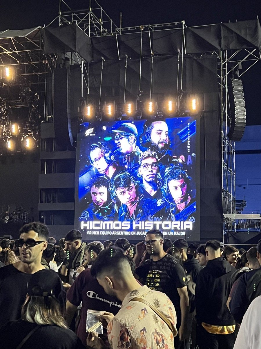 9zMajor's tweet photo. Bonus track.
El 1 de la música @DukiSSJ homenajeando a 9z tras la clasificación al primer Major. Un distinto https://t.co/3b0FvytHvl