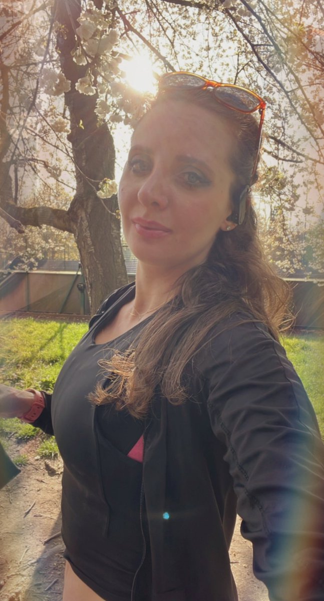 LaurantoniautiC's tweet photo. ~Setting sun & #cherryblossoms make lovely running sesh scenery🌸🌞✨💛Also it was tough,but great getting back to Half Marathon Training after nearly 2 months off from being ill🏃🏻♀️🔥
#MondayMotivation #mondayrunday #postrunning #runsession #runningmotivation #parkrun #sunlight https://t.co/UNcYoipE99