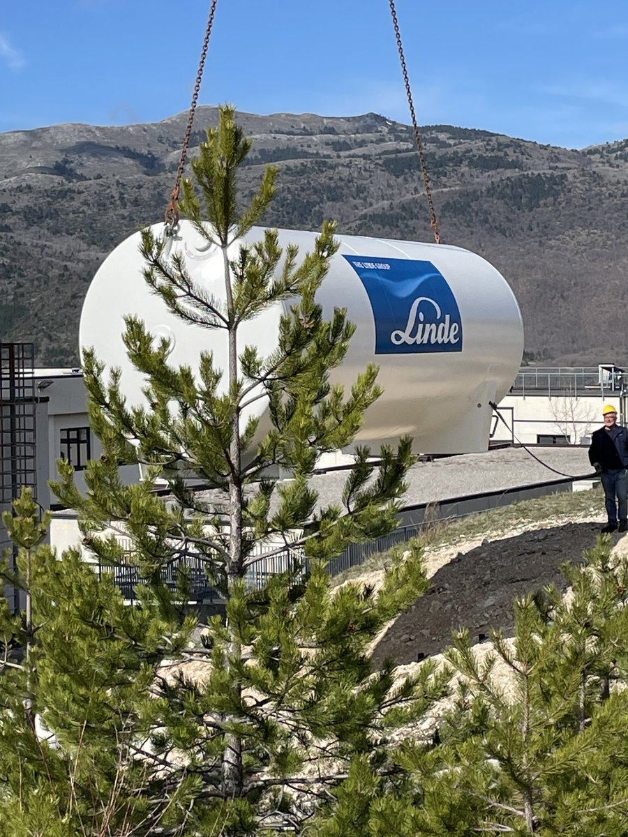 Nigel_Lockyer's tweet image. Assembly of Darkside-20 dark matter search begins in Gran Sasso Italy. Nitrogen storage being installed to be used to test silicon photomultipliers (Sipm-s) for the experiment in a new modern class 1000 clean room.