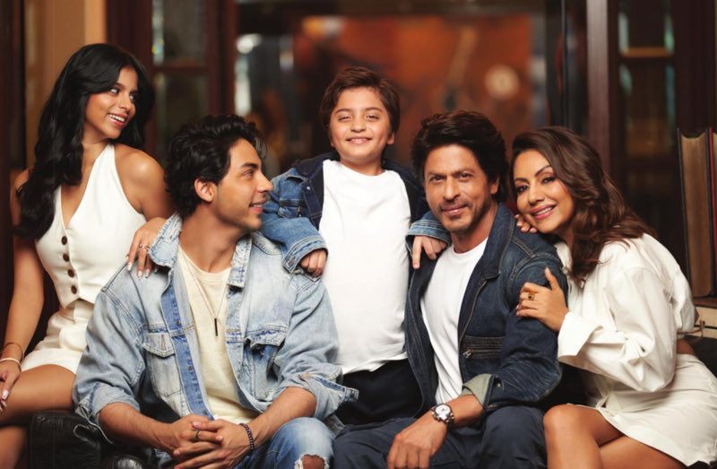 SRKUniverse's tweet photo. These candid clicks of the beautiful KHANdaan are bound to break the internet ⚡ ❤️‍🔥

#ShahRukhKhan #GauriKhan #AryanKhan #SuhanaKhan #AbRamKhan https://t.co/YciVRTd8B0