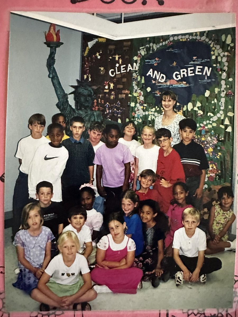 mindofabillion's tweet photo. I know I was bad as hell as hell at this school (military kids know the deal we change schools with no warning) but  why would my second grade teacher make this our class photo 😪😭 LOOK AT ME BRUH https://t.co/cBg7kqsKea