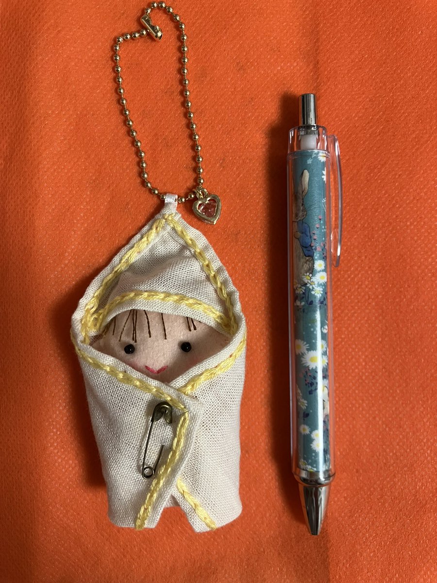 arrm8515's tweet photo. 安産のお守りです。水天宮様の腹帯をおくるみにした4〜5が月の胎児ちゃんと同じ大きさです。沢山お話ししてください。 https://t.co/nTqGXzNls2