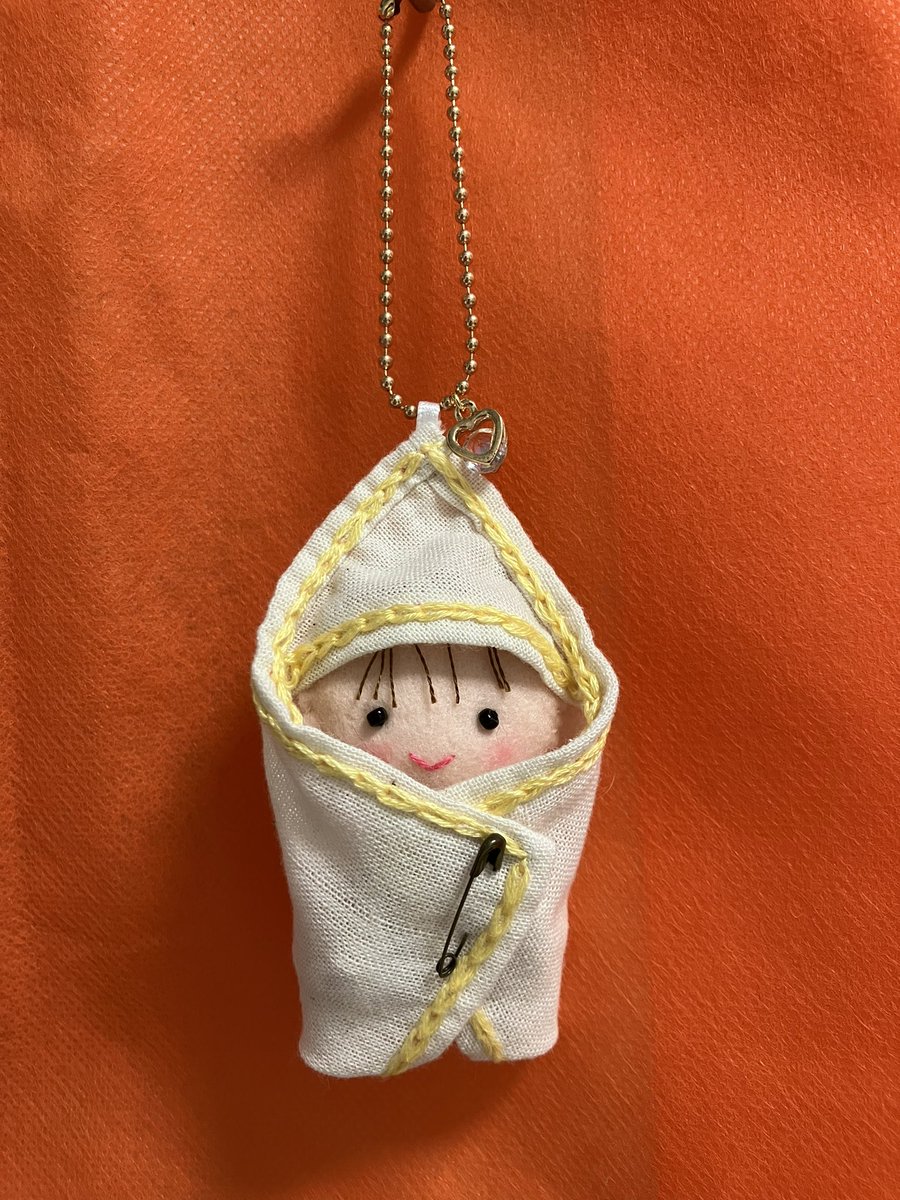 arrm8515's tweet photo. 安産のお守りです。水天宮様の腹帯をおくるみにした4〜5が月の胎児ちゃんと同じ大きさです。沢山お話ししてください。 https://t.co/nTqGXzNls2