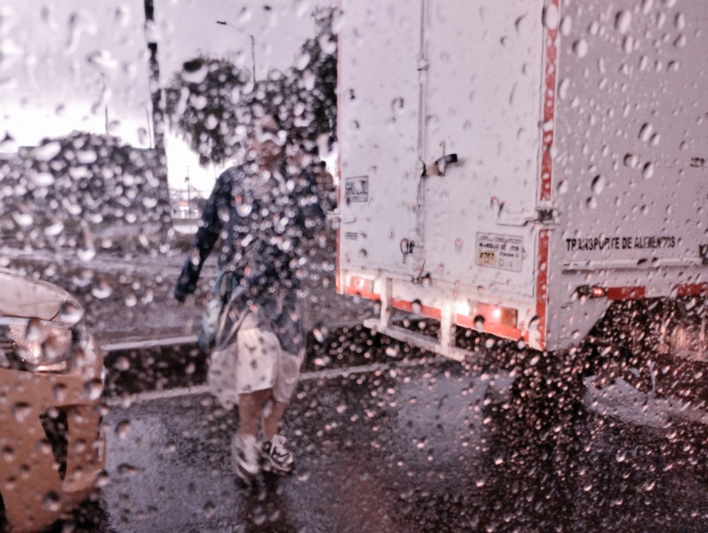 SeJsrivers05's tweet photo. Streetrain #raining #picoftheday #streetphotography #refletion https://t.co/LY3GtGaxqE