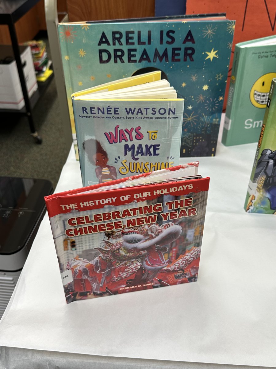 LincolnElLynx's tweet photo. We're celebrating #SchoolLibraryMonth every day of April! New books in our library highlight diverse voices and stories from around the world. And our students love stopping by the library for #StoryTime with Wendy Filippone! #Literacy #FunWithReading #LynxPride https://t.co/v7IicNrTSv