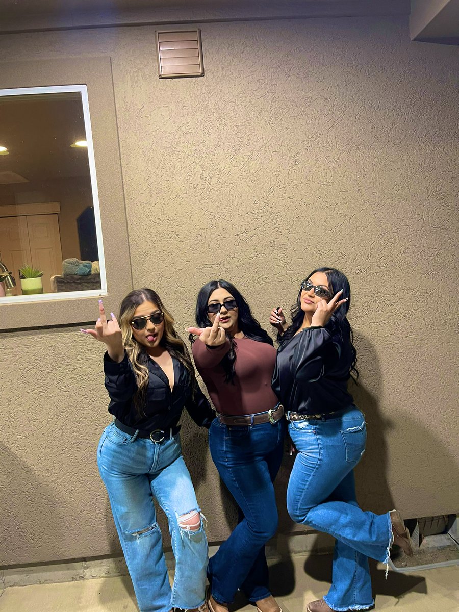 itssmaritza14's tweet photo. beer, botas, and beautiful friends🤎 https://t.co/Snu8N6zwL9