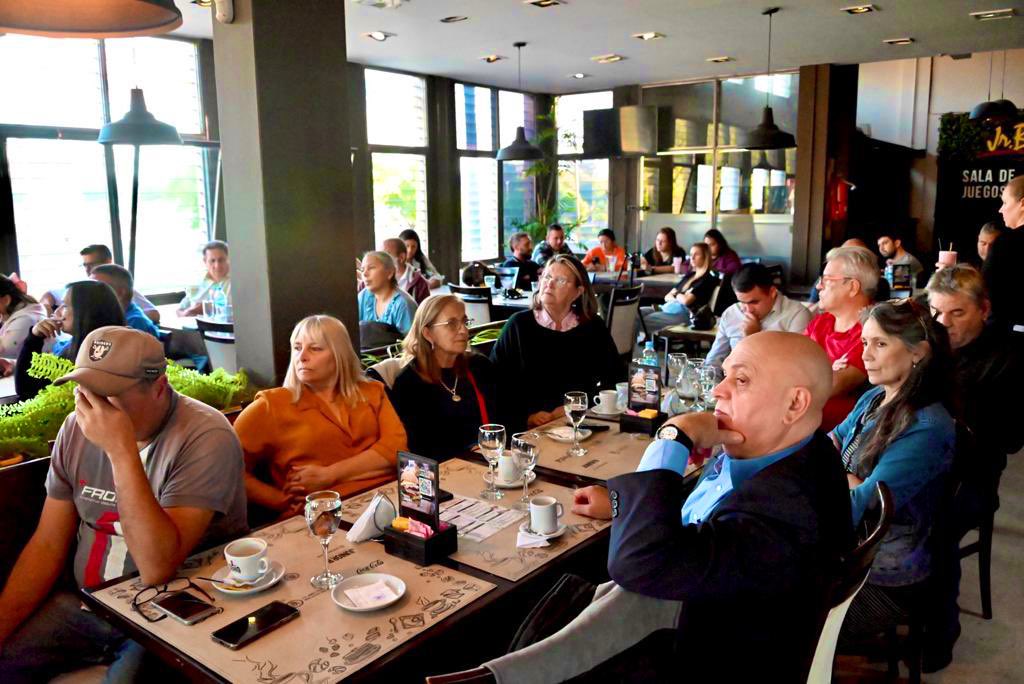 Cruz del Eje: con <a href="/RizzottiColo/">Colo Rizzotti</a>, <a href="/VHRomeroV/">Hugo Romero</a>, @fernandoJLuna, Renato, Gabriel y <a href="/_LucasQuevedo/">Lucas Quevedo.</a> conversamos sobre desafíos locales, provinciales y nacionales. Con la  territorialidad de <a href="/UCRNacional/">Unión Cívica Radical</a> y el plan de gobierno que elaboran las 4 fundaciones de JxC, Argentina tiene futuro