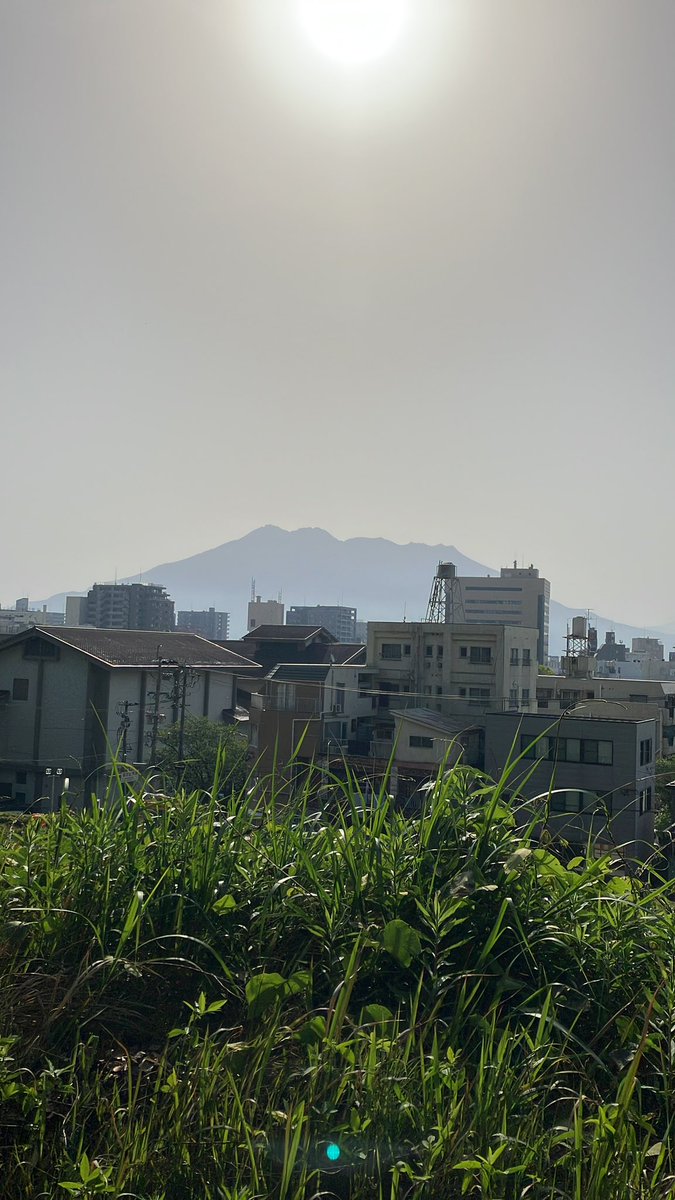 NSDKago's tweet photo. おはようございます😃
今日は霞んでますが晴れ、日中は25度まで上がるそうです。そういえば週末蝉が鳴いているのを聞きました😅

本日も宜しくお願いします
#企業公式が地元の天気を言い合う 
#鹿児島 https://t.co/z5xBm0ZQKQ