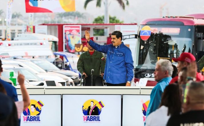 Viva Venezuela sus tierras y su gente con <a href="/NicolasMaduro/">Nicolás Maduro</a>
<a href="/dcabellor/">Diosdado Cabello R</a>
<a href="/MaianaNoguera/">Maianabelenvolvio</a>
<a href="/Idalia50M/">Idalia50M</a>
<a href="/Mippcivzla/">mippci</a>

#ConMaduroMásRevolución