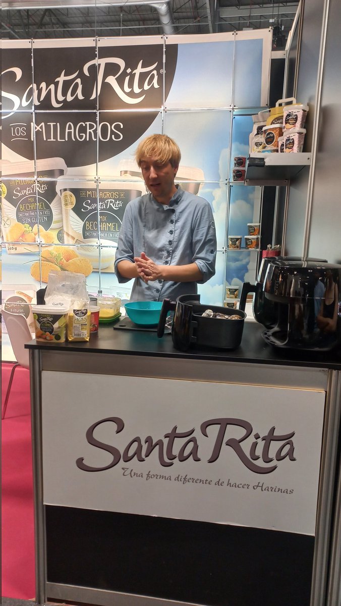 Showcooking recetas sin gluten con <a href="/chefsebastians1/">chefsebastiansimon</a> <a href="/gourmetlikeme/">GOURMET LIKE ME - Recetas fáciles y más</a> y <a href="/cocinazerowaste/">cocinazerowaste</a> en el #SalonGourmets23 #SG23 <a href="/GrupoGourmets/">Grupo Gourmets</a> 
En el stand 4F04 <a href="/SantaRitaHarina/">Harinas Santa Rita</a> <a href="/Arotzfoods/">Arotz-foods</a> en Airfryer <a href="/Zwilling_ES/">Zwilling España</a>