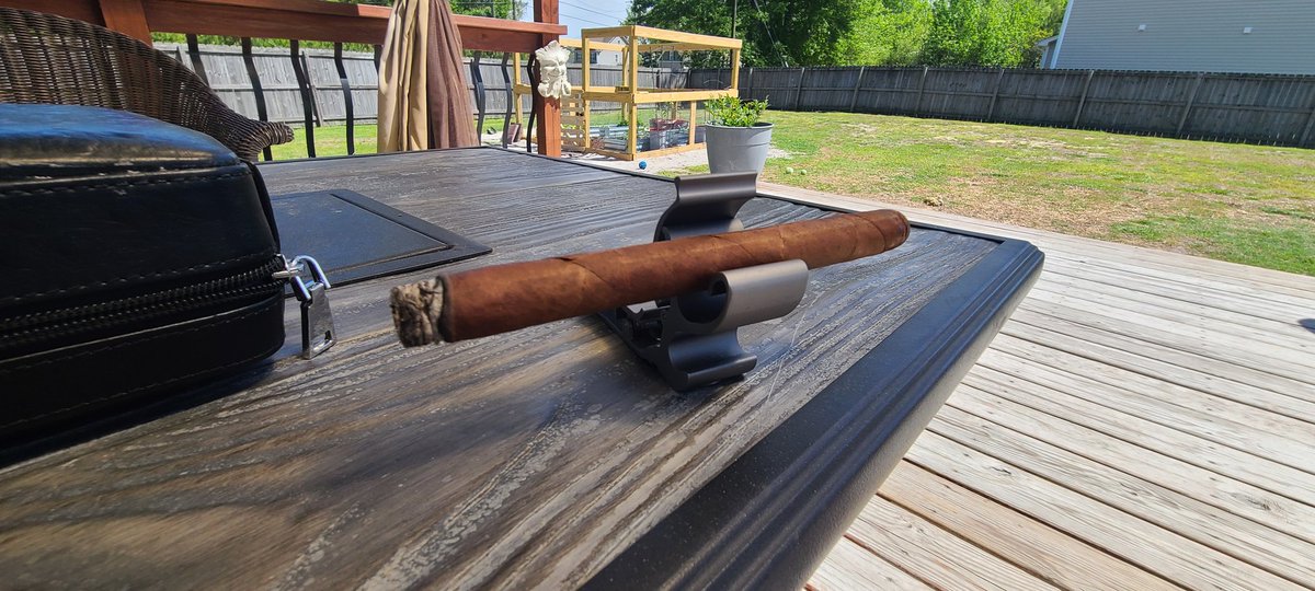 DBabeluck's tweet photo. 🎵🎵Cuz I'm Long/And I'm Strong/And I'm Bound to Get the Friction On🎵🎵
This Dominican Habano is nutty with a hint of coffee. Not sweet, though. Nice pepper on the back end.
@privadacigar #FarmRolled https://t.co/VXkmKYHOVp