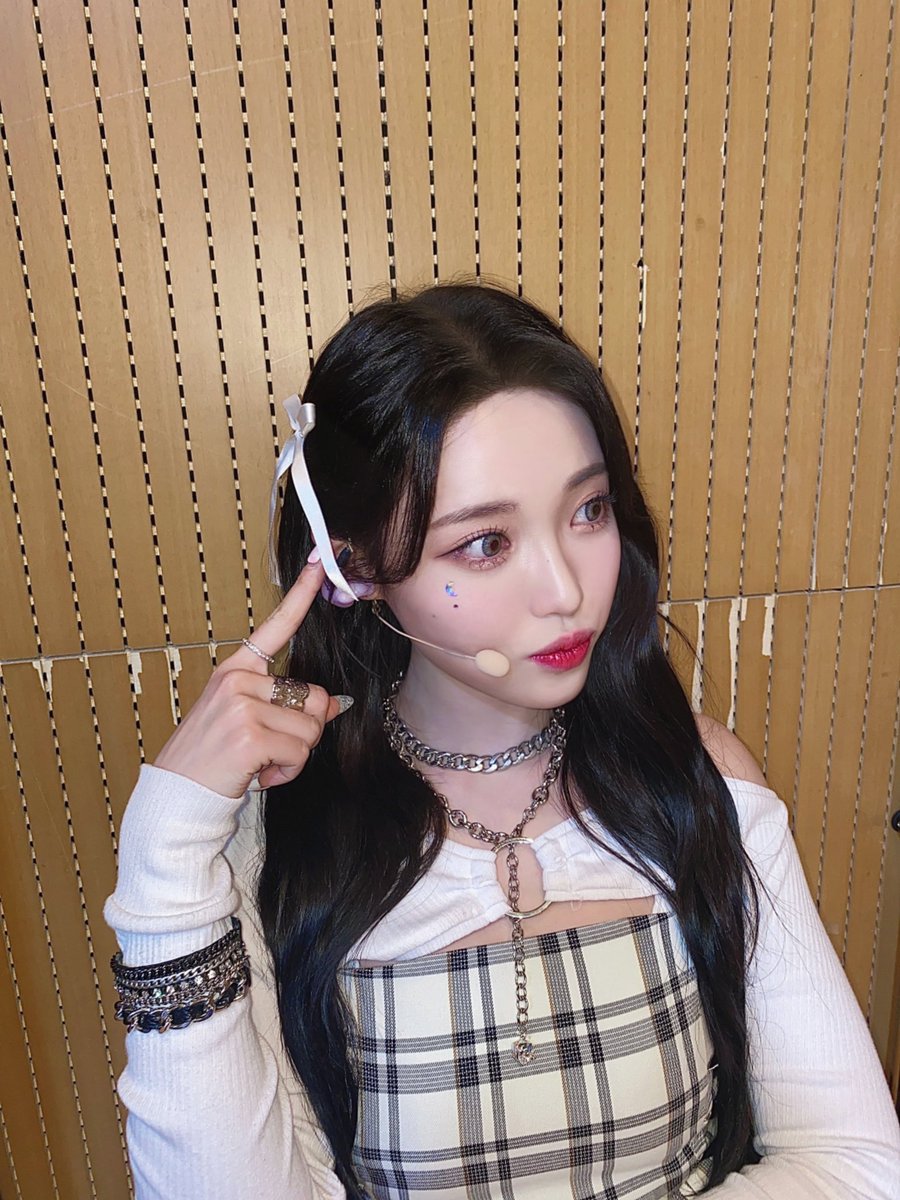 ︎ ︎ ︎ ︎ ︎ ︎ ₊˚. ︎ ︎  𝑚əll    🧜🏻‍♀️⠀  𝒍𝚘𝚍ч     
꒰   𝚙ınk 𝚙earl   ꒱    𝚟𝚘𝚒𝚌𝚎    🎤    ⁦
#𝗗ᥲᥱhყᥙᥒ𖥧𝑫ebu𝑡

Desde mi palacio estoy mirando el #𝙲𝘂̈tie𝐏i𝑒บทที่𝟷 porque esta chiquito al fin realizó su debut y hay que apoyarlo en grande.