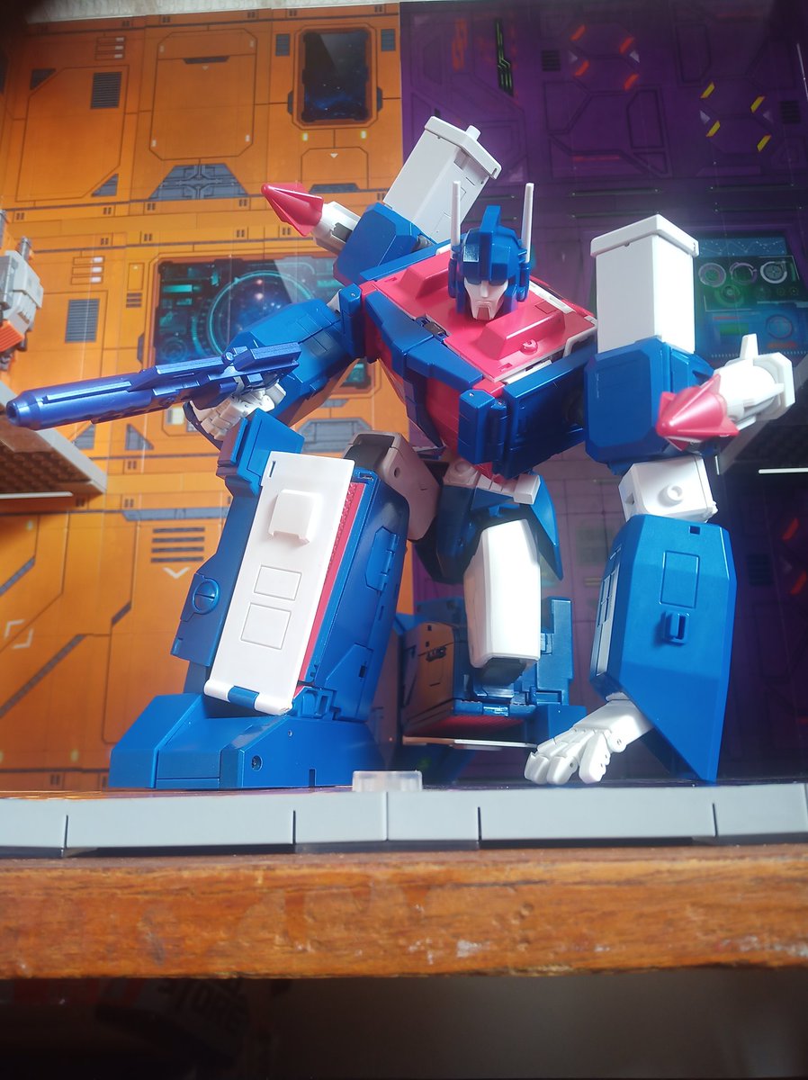 Kureigu8's tweet image. Articulation is quite good, doesn't seem to have any issues. Wrists are a bit meh, X-transbots usually do hands better  but the arm design is the main hamper to getting full use out of them I guess. #Transformers #Xtransbots #CommanderStack #G1 #UltraMagnus #toyphotography