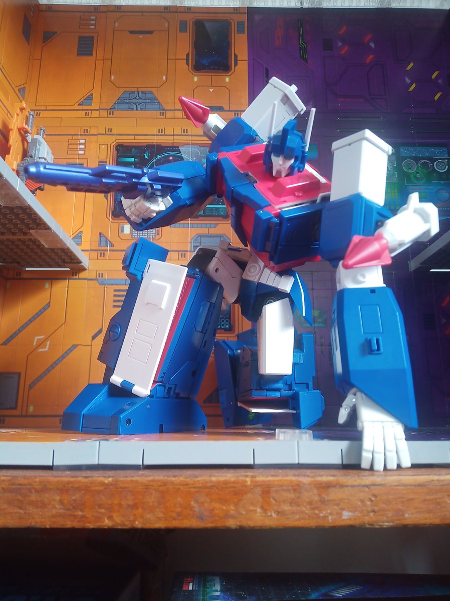 Kureigu8's tweet image. Articulation is quite good, doesn't seem to have any issues. Wrists are a bit meh, X-transbots usually do hands better  but the arm design is the main hamper to getting full use out of them I guess. #Transformers #Xtransbots #CommanderStack #G1 #UltraMagnus #toyphotography