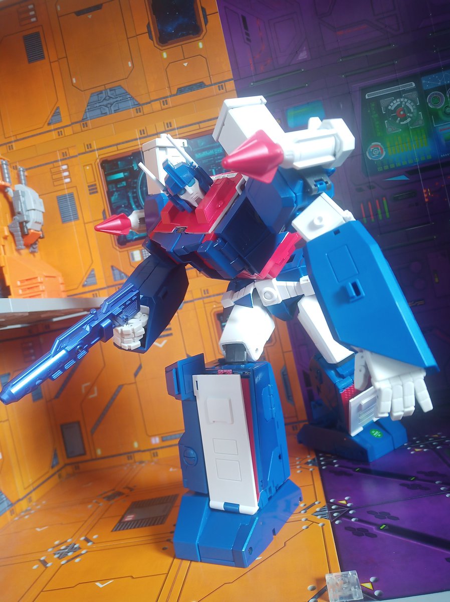 Kureigu8's tweet image. Articulation is quite good, doesn't seem to have any issues. Wrists are a bit meh, X-transbots usually do hands better  but the arm design is the main hamper to getting full use out of them I guess. #Transformers #Xtransbots #CommanderStack #G1 #UltraMagnus #toyphotography