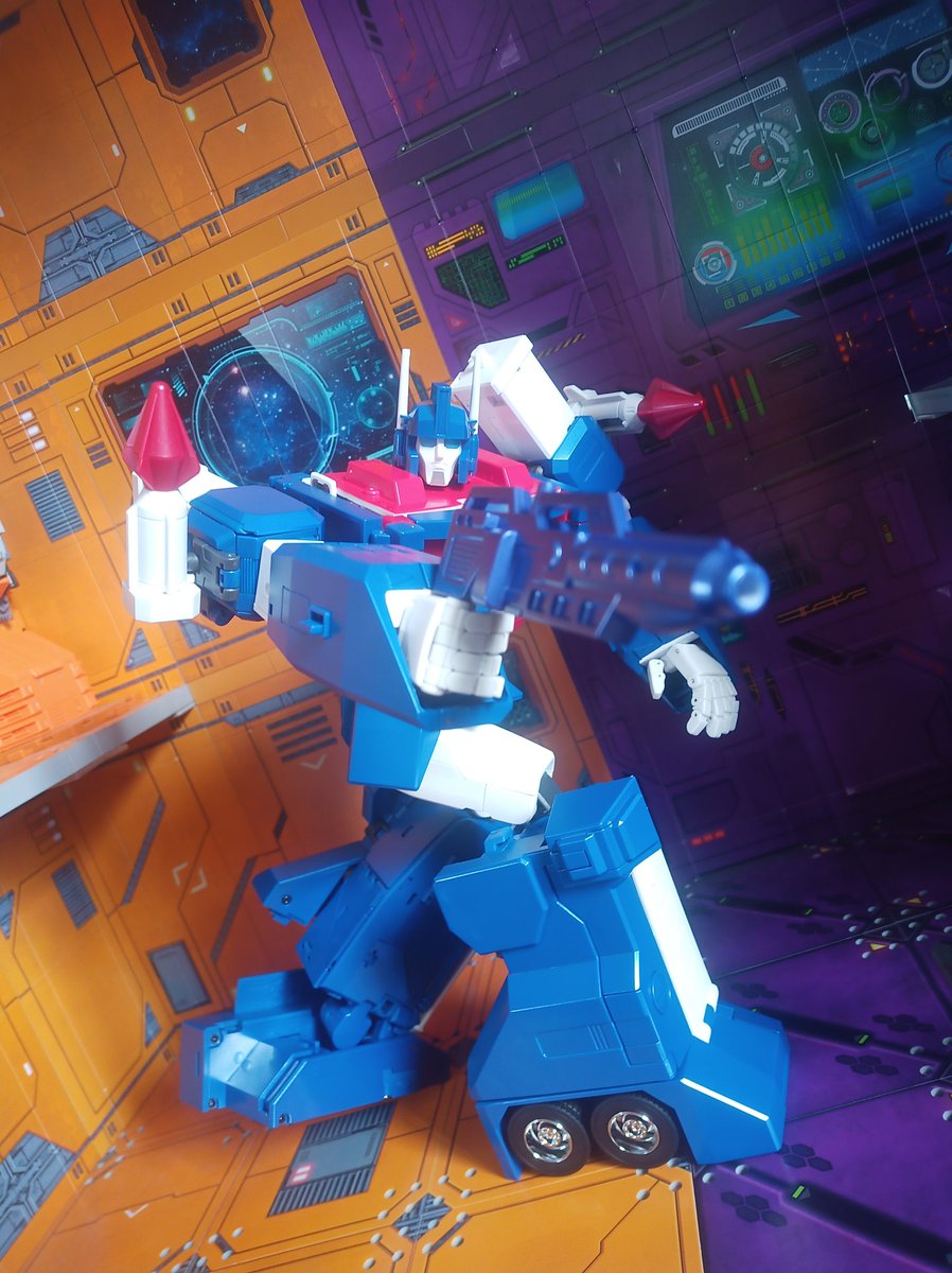 Kureigu8's tweet image. Articulation is quite good, doesn't seem to have any issues. Wrists are a bit meh, X-transbots usually do hands better  but the arm design is the main hamper to getting full use out of them I guess. #Transformers #Xtransbots #CommanderStack #G1 #UltraMagnus #toyphotography