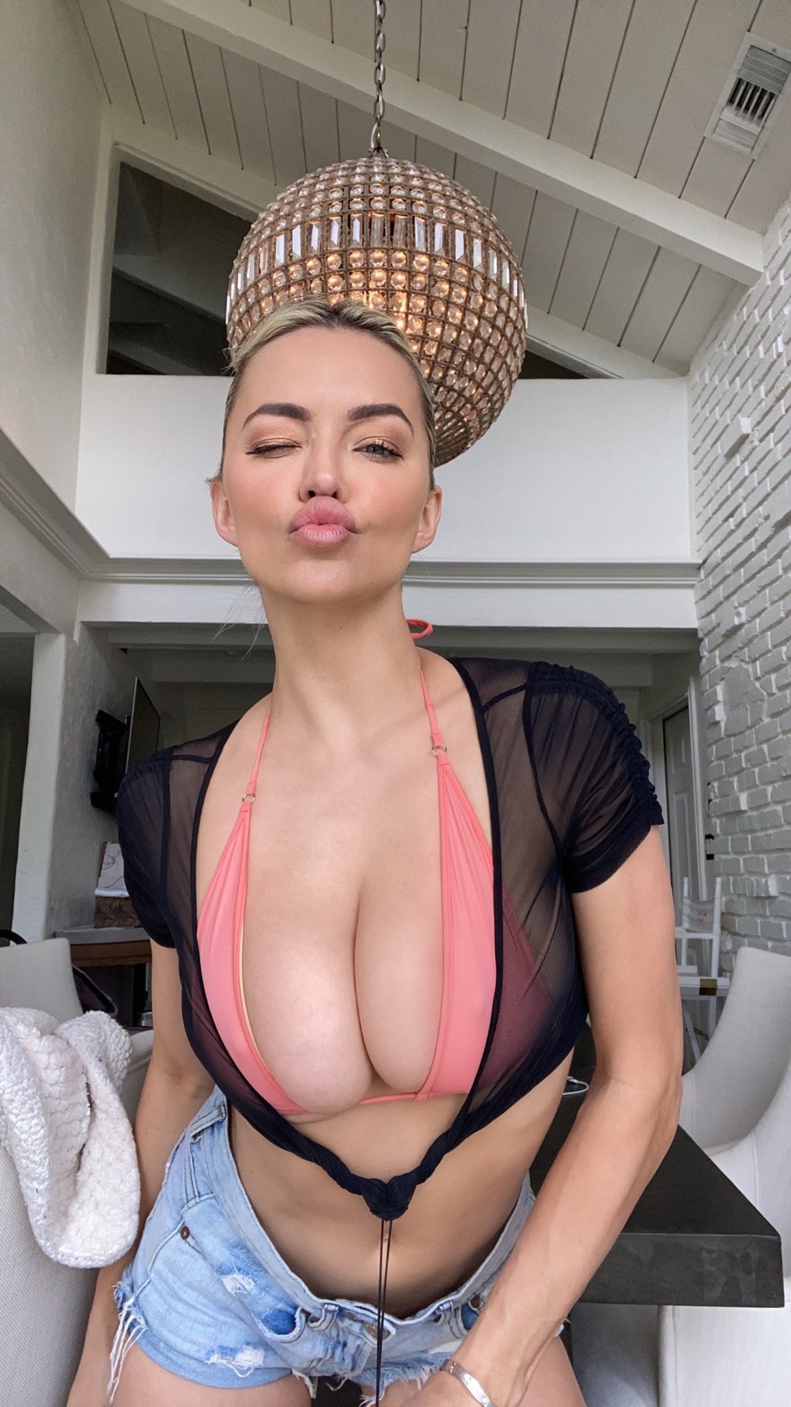 Lindsey Pelas on Twitter: "If you like natural and non-AI generated 🍈‘s 😇 https://t.co