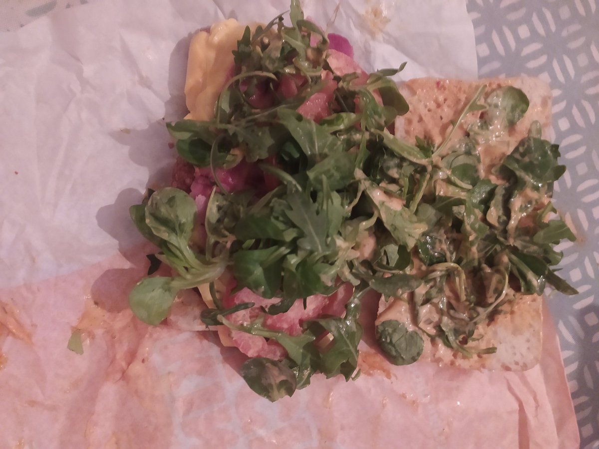 MixMaxGames1's tweet photo. He pedido la nueva hamburguesa de #burguerking king chicken lleva canónigos, tomate, queso, bacon y pollo crujiente. 
Espero que este debajo de todo este prado jajajaja
#LoCuriosoyPintoresco #brutal https://t.co/XQG3MdM6tc