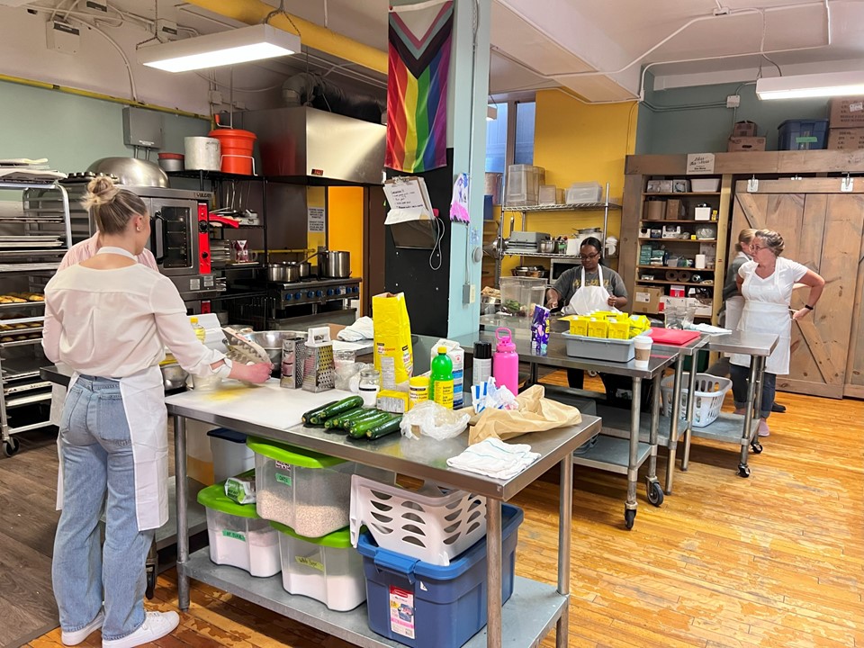EarnscliffeCda's tweet photo. Helping out one meal at a time! Last week, team Earnscliffe in Ottawa participated in @ParkdaleFood's Fill the Freezer program, making nutritious meals and baked goods to be shared with neighbours accessing food support in our community. https://t.co/EVa9k6RLhO